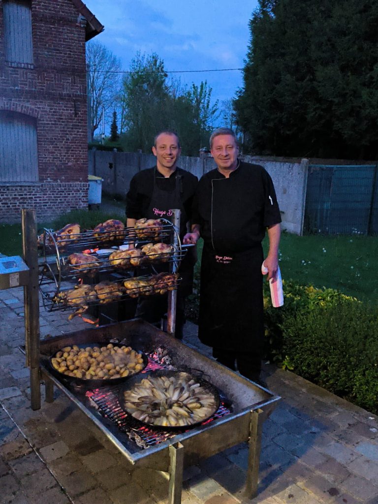 Chef Christophe Hugo Délice préparation de Barbecue BBQ sur Mesure Traiteur Anniversaire Mariage Repas extérieur cérémonie évènement privé repas entre amis fêtes famille cuisson à la broche meilleur traiteur viande