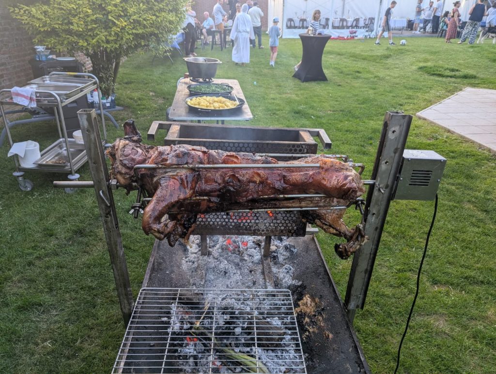 Formule BBQ HUGO Délice Traiteur BBQ Valenciennes Formules Buffets Chaud ou Froid, cuisson broche Cochon de Lait Cochon à la Broche Méchoui de Porc